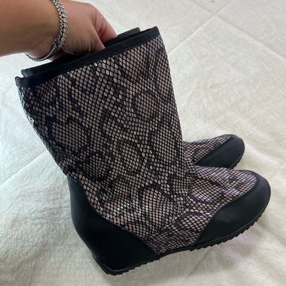 Sporto Sarah Mid Calf Python Hidden Wedge Heel Boot
Waterproof size 9.5 - Picture 8 of 8